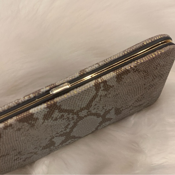 Sondra Roberts Animal Print Snakeskin Gold Interior Clutch - Picture 10 of 10